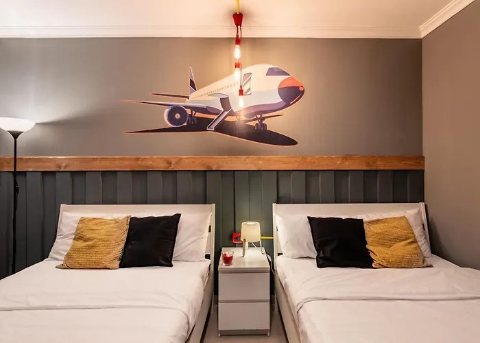 The Terminal 2 Stay - Steps From Nightlife And Airport