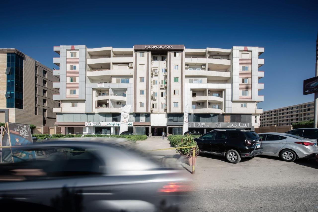 The Terminal 2 - Steps From Nightlife And Airport Apartment